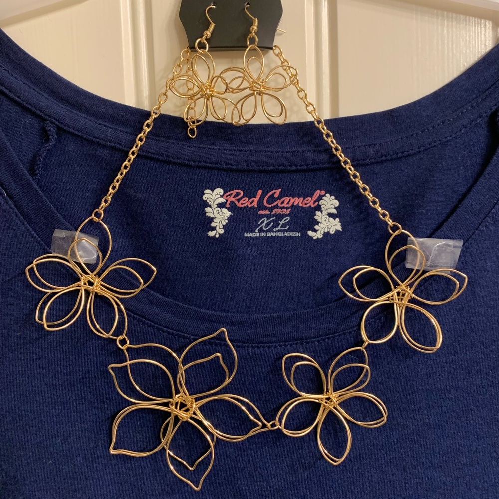 Paparazzi Yellow Gold Flower Necklace with matching earrings.